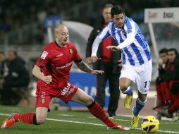 Carlos Vela (der) se quita la entrada de un defensivo del Mallorca. EFE /