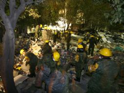 Fue encontrado un cuerpo más entre los escombros, con lo que suman 35 muertos por el accidente. AP /