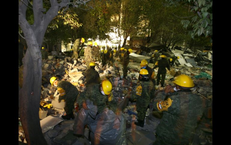 Fue encontrado un cuerpo más entre los escombros, con lo que suman 35 muertos por el accidente. AP /