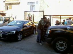Al lugar acudió un agente del Semefo para realizar las investigaciones del homicidio.  /