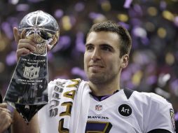 Joe Flacco levanta el trofeo Vince Lombardi luego de ser presentado como el Jugador Más Valioso del Super Bowl XLVII. AP /