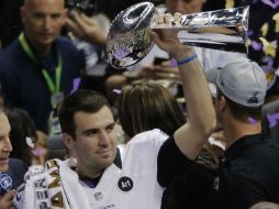 Baltimore gana el Super Bowl XLVII, Joe Flacco sostiene el trofeo. AP /