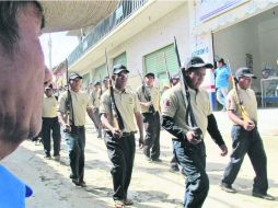 Miembros de la policía comunitaria marchan por las calles de Temalacatzingo luego de tomar protesta como defensores del pueblo. NTX /