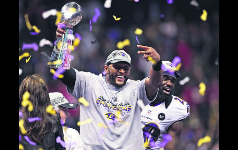 Como los grandes. El defensivo de los Cuervos, Ray Lewis, levanta el Trofeo ''Vince Lombardi''. AP /