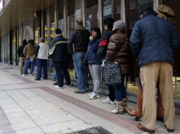Fila de personas fuera de una agencia de empleo gubernamental, en Burgos, España. AFP /