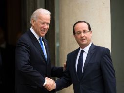 Francois Hollande estrecha la mano del vicepresidente de Estados Unidos, Joe Biden. AFP /