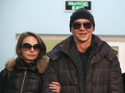 Serguéi Filin abandona con su esposa María Provich, la clínica moscovita donde fue atendido. EFE /