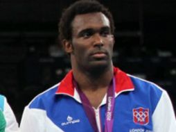Jaime Espinal ganó la medalla de plata en los 84 kilos en la lucha olímpica. ARCHIVO /