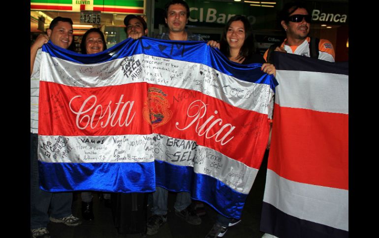 Unos mil quinientos seguidores de Costa Rica cruzaron la frontera sur con Panamá. MEXSPORT /