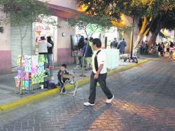 Plaza Guadalajara. Pese a las acciones emprendidas por la autoridad municipal, el comercio informal sigue presente en el primer cuadro EL INFORMADOR /