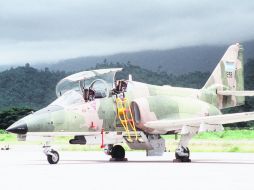 Un avión F4, en un aeropuerto de Honduras, es parte de la cooperación extranjera en la lucha contra la guerrilla y el narco. EFE /