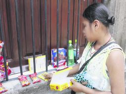 EN RIESGO. Una menor ofrece golosinas en los alrededores de la Plaza Fundadores. EL INFORMADOR /