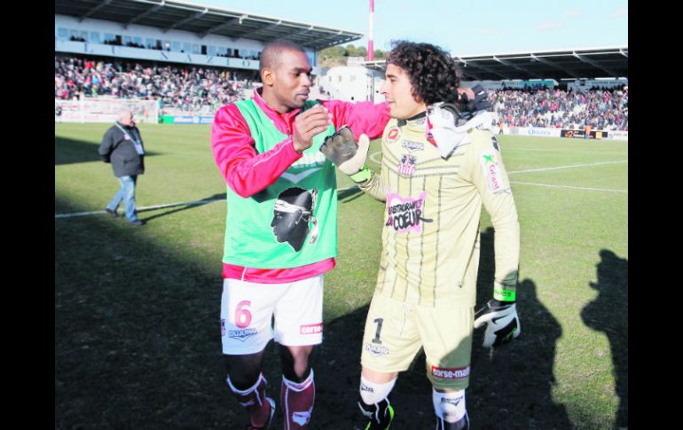Héroe. El arquero atajó un penal al Lyon y ayudó para que Ajaccio ganara 3-1.  /