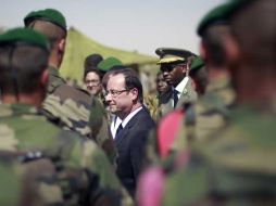 El mandatario  de Francia, François Hollande, visitó en días pasados a sus tropas desplegadas en territorio africano. AP /