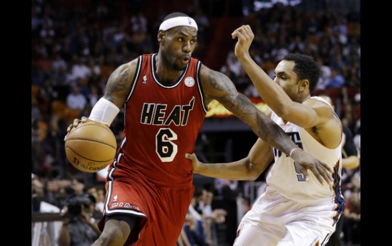 James anota 13 de 14 tiros de campo y llega al 93 por ciento de acierto. AP /