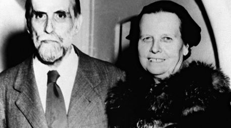 El autor y su esposa durante su exilio en Puerto Rico. ARCHIVO /