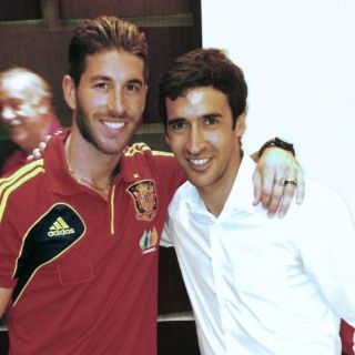 Raúl y Hierro visitan a 'La Furia Roja'