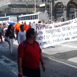 Antorchistas bloquean tres carriles de avenida Alcalde