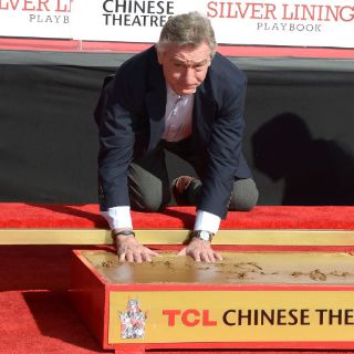 Robert de Niro plasma sus huellas en Hollywood