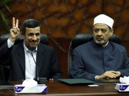 El presidente iraní, Mahmud Ahmadineyad (i) junto al jeque Al Azhar, Ahmed al Tayeb (d) durante su encuentro en El Cairo. EFE /
