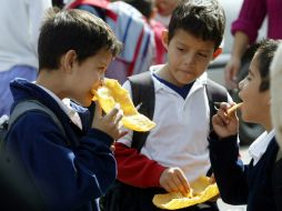 Dejar atrás la comida ''chatarra'' ha sido clave para que los pequeños mantengan un peso adecuado. ARCHIVO /