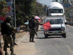 Las autoridades establecieron un punto de control cercano a los bungalows donde ocurrió el delito. AFP /