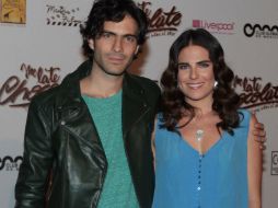 Osvaldo Benavides y Karla Souza, durante la conferencia de prensa para presentar al elenco de ''Me late chocolate''. NTX /