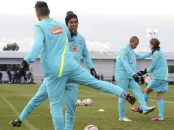 Ronaldinho (centro) se ha robado la atención en los entrenamientos de Brasil, en su regreso al Scratch. EFE /
