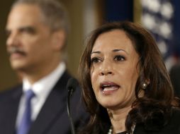 La procuradora general de California Kamala Harris, acompañado por el fiscal general, Eric Holder. AP /