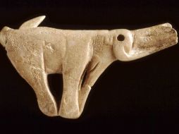 Un lanzavenablos hecho de cuerno de reno que fue encontrado en Francia en un refugio de Montastruc. EFE /