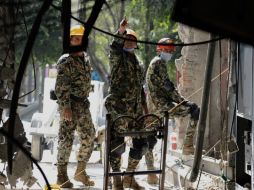 Elementos del Ejército Mexicano se encuentran en constante movimiento para el proceso de remoción de escombros. AFP /