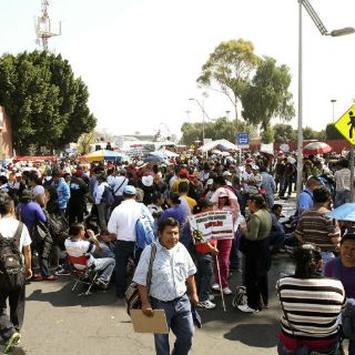 Protestan organizaciones gremiales y sociales frente a la SCJN