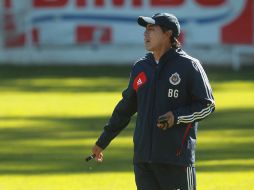 Benjamín Galindo da instrucciones durante el entrenamiento de Chivas esta mañana.  /