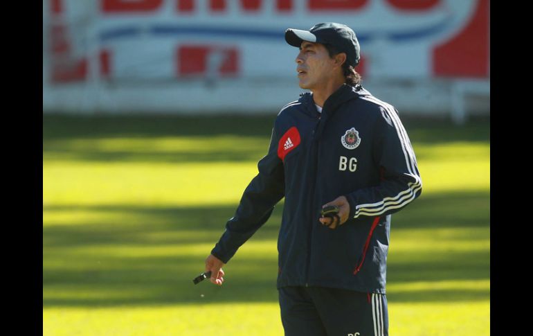 Benjamín Galindo da instrucciones durante el entrenamiento de Chivas esta mañana.  /