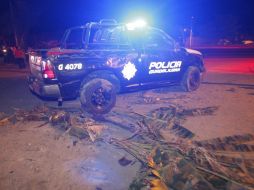 La unidad invadió la zona lateral del Periférico, a la vez que se impactó contra dos autos y una finca.  /