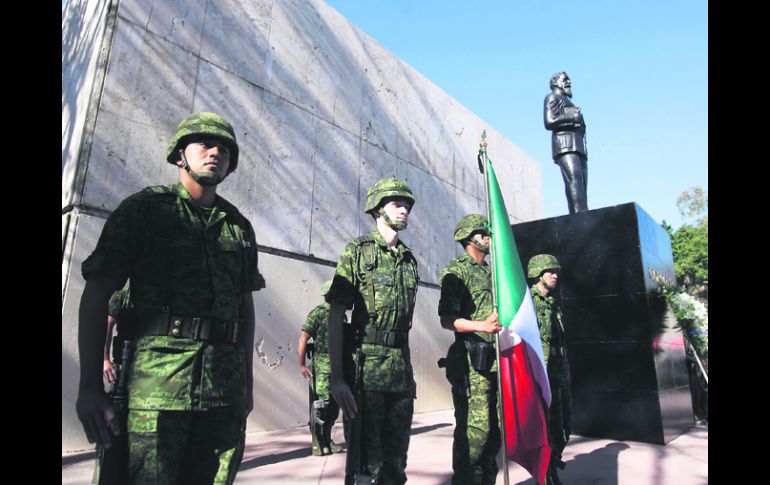 Junto al monumento a Venustiano Carranza, autoridades conmemoraron el 96 Aniversario de la Promulgación de la Constitución de 1917. EL INFORMADOR /