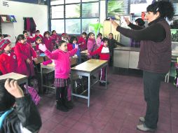 TURNO MATUTINO. Infantes de la escuela Primaria Urbana 909 ''Agustín Yáñez'', en ejercicios de calistenia, en Paseos del Sol. EL INFORMADOR /