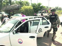 Elementos del Ejército mexicano resguardan la cabaña donde fueron agredidas sexualmente las extranjeras. AFP /