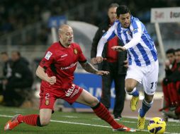 Vela (izq) resalta en cada juego de la Real Sociedad, que marcha en octavo sitio general. EFE /