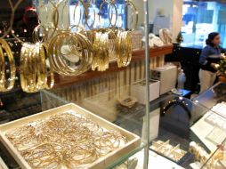 Han reforzado la seguridad en centros joyeros para evitar los asaltos a clientes. ARCHIVO /