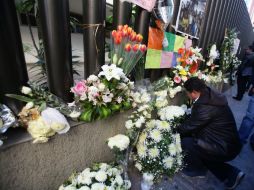 Familiares y amigos colocan flores en el enrejado de la zona del accidente. EFE /