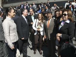 Muchas de las personas desalojadas se apostaron en los bajos del Palacio Municipal. ARCHIVO /