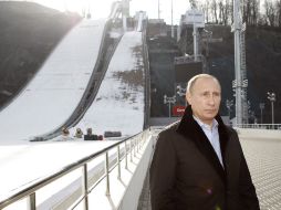 El presidente de Rusia, Vladimir Putin, revisa las obras en la próxima sede olímpica. EFE /