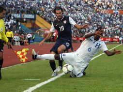 Acción del partido que puso en marcha el hexagonal final de la Concacaf en Honduras. EFE /