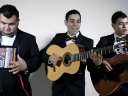 Acompañados con dos guitarras y un iPad que funciona como un acordeón, ponen voz a ''Mi cuenta nueva''. ESPECIAL /