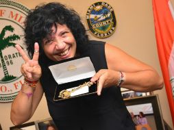 La cantautora española Rosana posa después recibir la llave dorada de Miami por parte del alcalde, Tomás Regalado. EFE  /