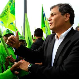 Correa ganaría la reelección en Ecuador, según encuesta