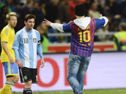 Un aficionado entró al campo para darle un abrazo a Lionel Messi. AP /