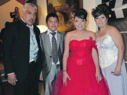 FAMILIA. Georgette con sus papás, Martín Macías y Rocío Rosales, y su hermano, Carlos Macías.  /