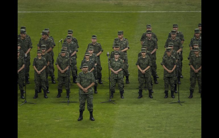 El ejército recibe un pequeño homenaje antes del encuentro entre México y Jamaica. MEXSPORT /